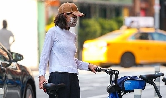 Katie Holmes thuê xe đạp dạo vòng quanh phố sau khi xác nhận vẫn độc thân