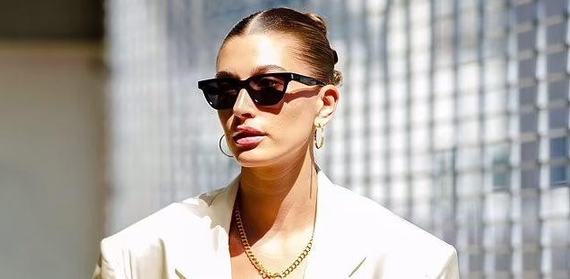 Hailey Baldwin diện blazer buông hờ hững khoe body nóng bỏng trên phố