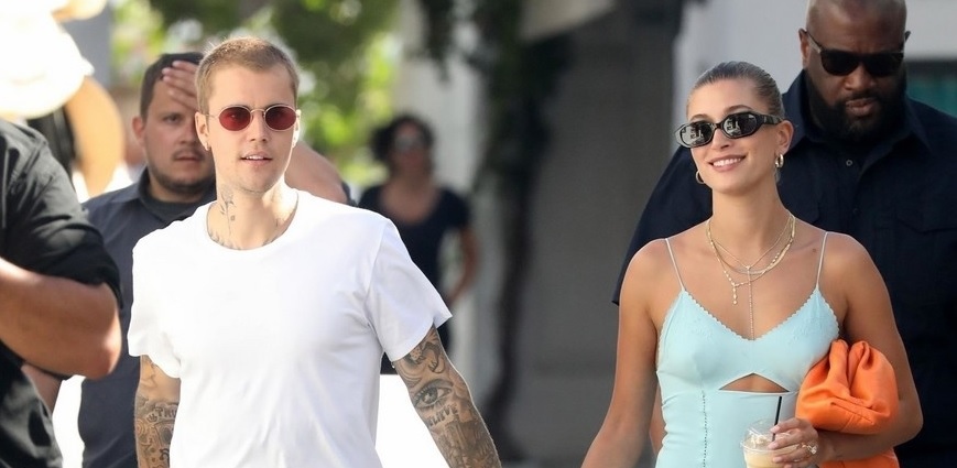 Vợ chồng Justin Bieber nắm tay tình cảm đi dạo phố ở Hy Lạp