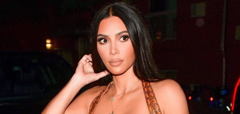 Kim Kardashian diện croptop khoe body nóng bỏng đi ăn tối cùng bạn bè