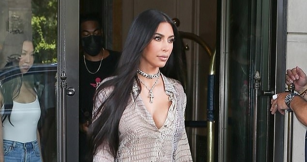 Kim Kardashian gợi cảm đi chơi cùng bạn thân