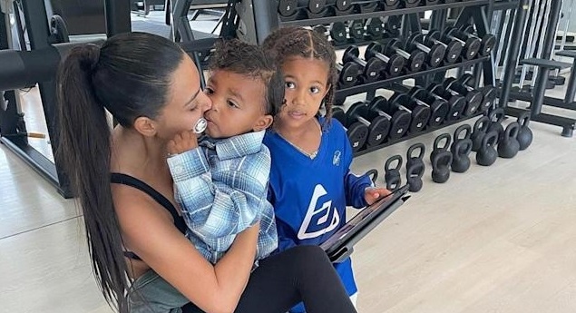 Kim Kardashian âu yếm các con trong phòng tập gym