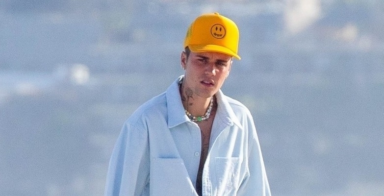 Justin Bieber và bà xã Hailey Baldwin đi dạo trên bãi biển ở Mexico