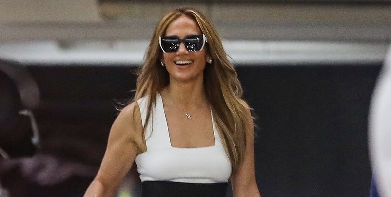 Jennifer Lopez rạng rỡ đến dự cuộc họp kinh doanh ở California