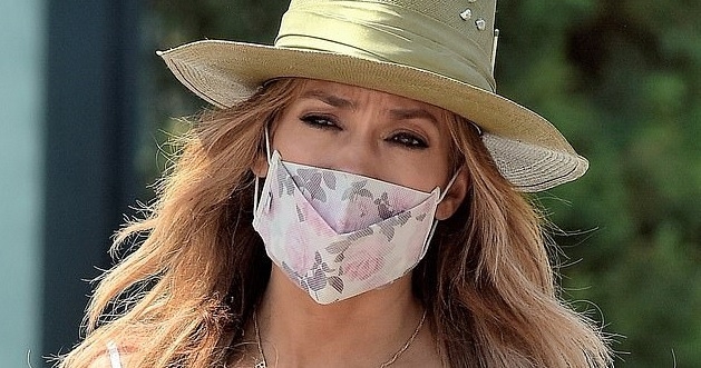 Jennifer Lopez đeo dây chuyền mặt chữ "BEN" đi mua sắm cùng bạn bè