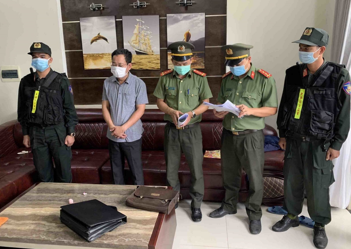 Bắt tạm giam chánh văn phòng Cảng Hàng không Quốc tế Phú Bài