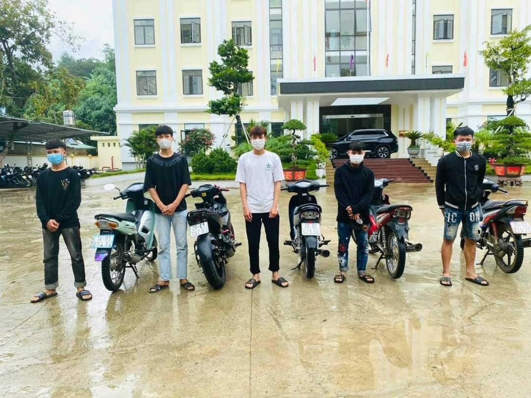 Sơn La xử phạt 6 thanh niên khoe “thành tích” bốc đầu xe máy trên mạng xã hội