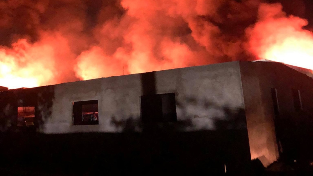 Xuyên đêm dập tắt đám cháy tại công ty sản xuất nệm mút ở Bình Dương
