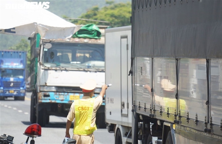 Đổi tài xế để đưa xe hàng từ TP.HCM qua chốt kiểm soát vào Đà Nẵng