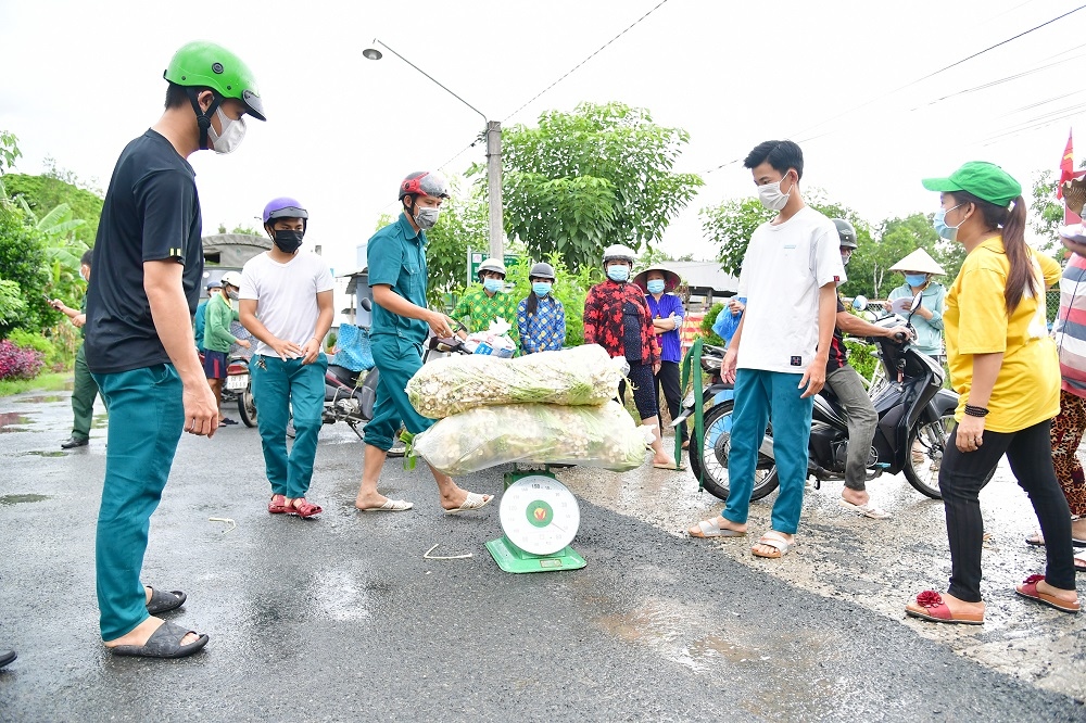 Quân khu 9 thu mua nông sản giúp người dân Sóc Trăng