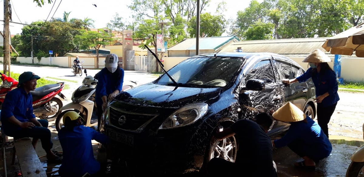 Tuổi trẻ Thanh Hóa rửa xe gây quỹ tặng quà gia đình chính sách