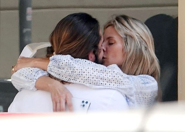 Siêu mẫu Heidi Klum và chồng trẻ ngọt ngào hôn nhau ở Rome