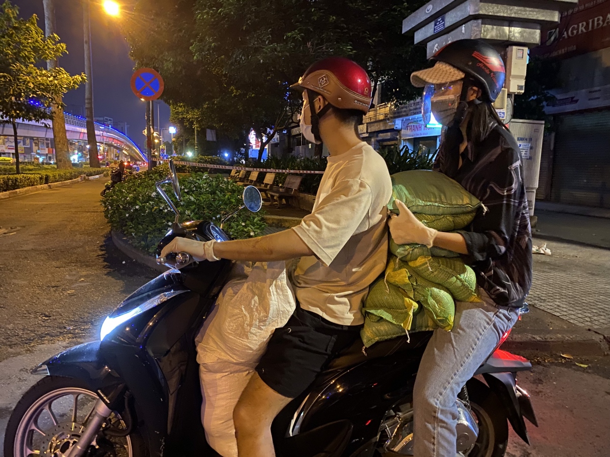 Hoa hậu Tiểu Vy đi xe máy trao tặng 3 tấn gạo cho người dân khó khăn