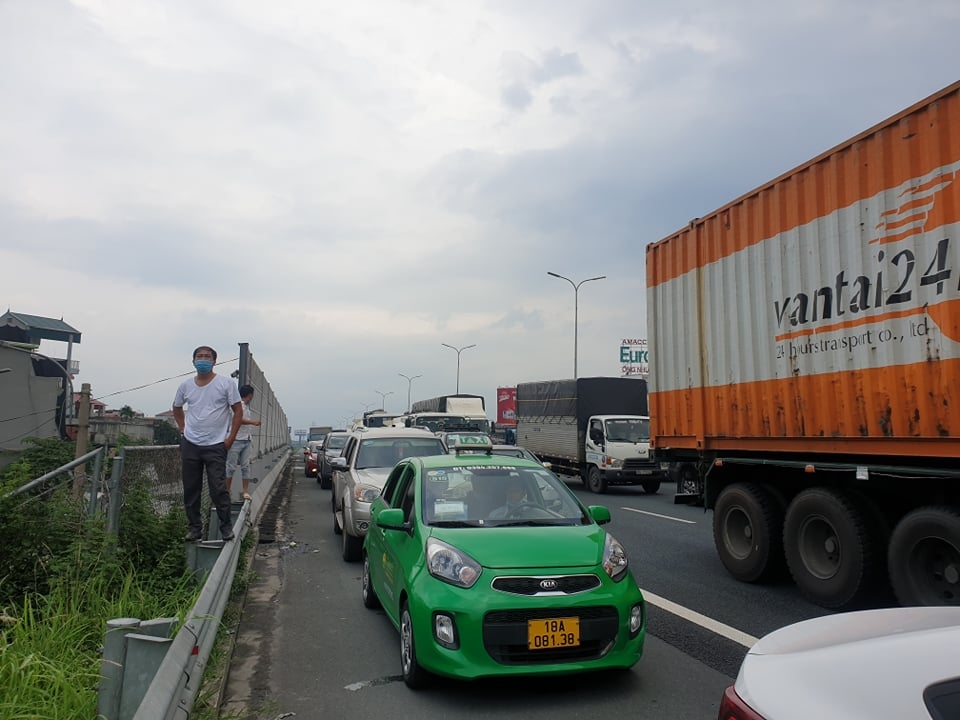 Ùn tắc tại cửa ngõ Hà Nội: Đề nghị CSGT dẫn đoàn xe chở hàng thiết yếu qua chốt