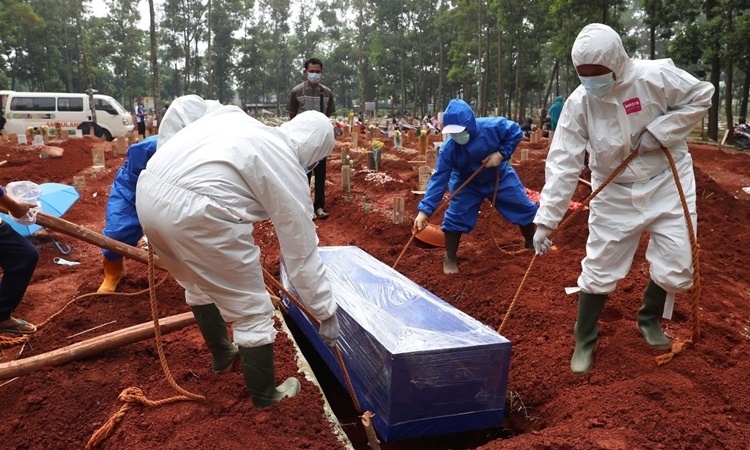 Bệnh viện quá tải, Indonesia đang rơi vào “hố đen” Covid-19 giống Ấn Độ