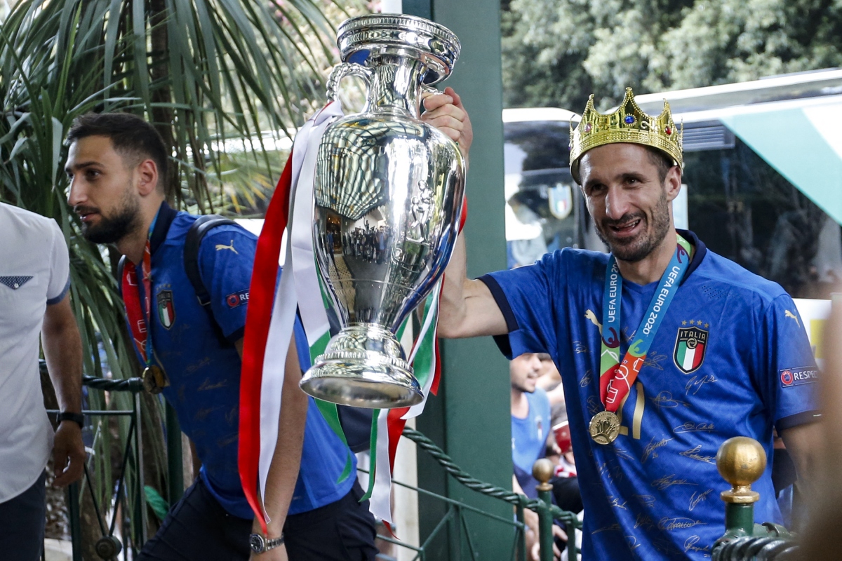 Cận cảnh: Dàn sao ĐT Italia mang cúp vô địch EURO trở về Rome