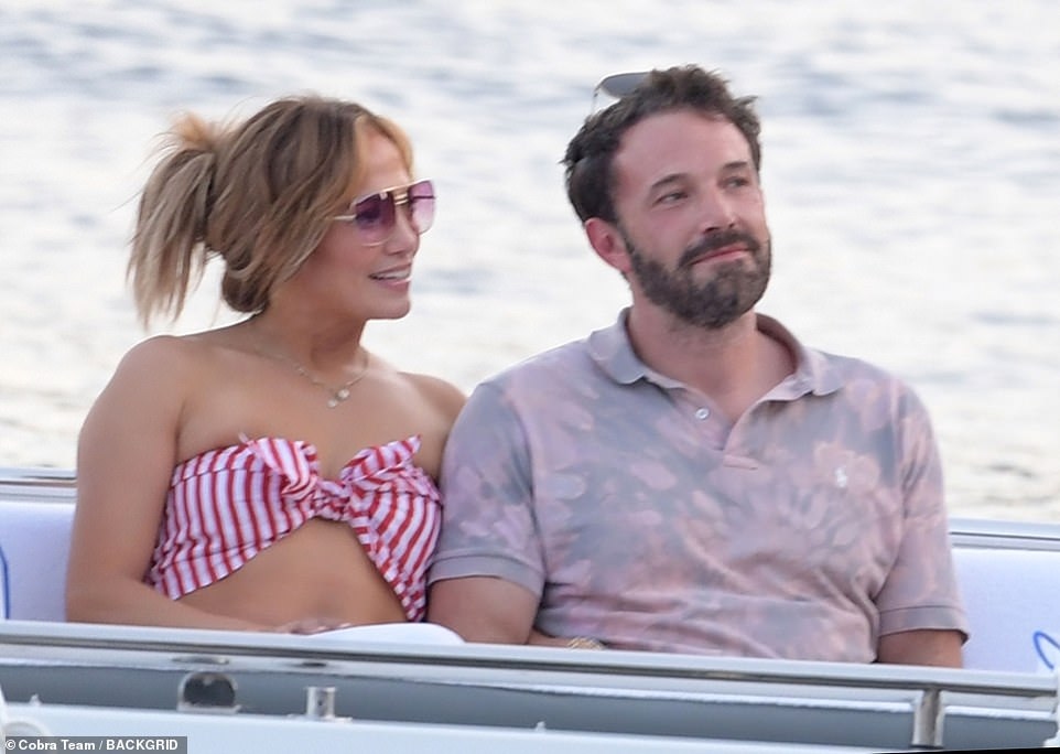 Jennifer Lopez và bạn trai Ben Affleck hẹn hò ăn tối lãng mạn trên du thuyền