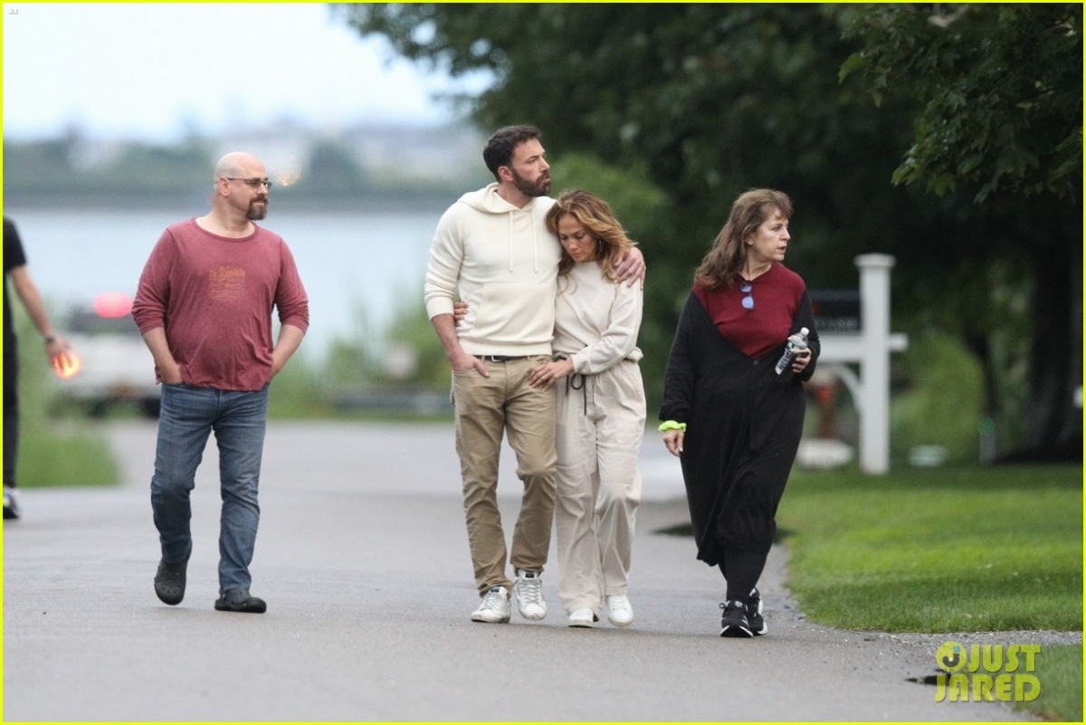 Jennifer Lopez tình tứ bên bạn trai Ben Affleck khi đi nghỉ dưỡng ở đảo Long
