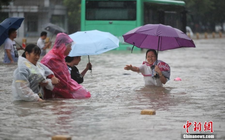 Mưa lũ khiến 33 người chết ở Trung Quốc và gây nhiều thiệt hại vật chất ở Lào