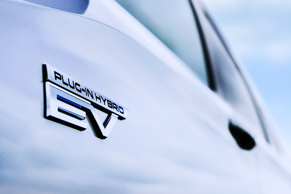 Mitsubishi "nhá hàng" chiếc Outlander PHEV mới sẽ ra mắt Mỹ vào năm sau