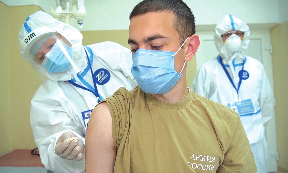 Nga bắt đầu tiêm vaccine Covid-19 mũi nhắc lại để đối phó biến thể Delta