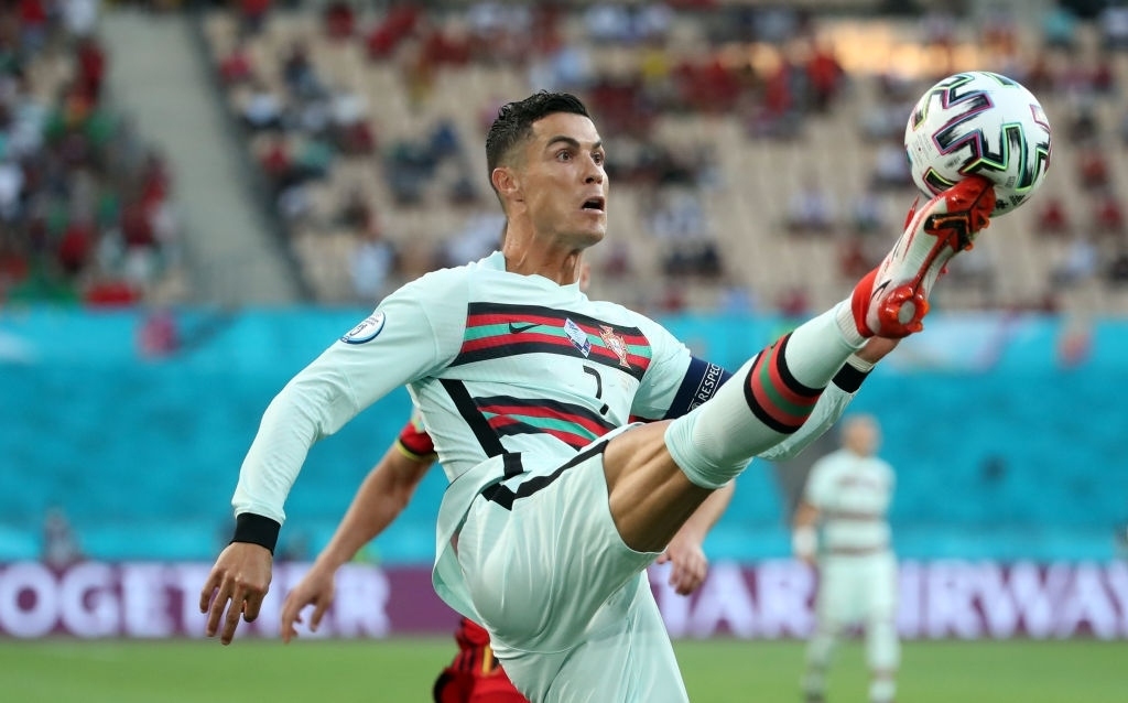 Ronaldo liên tiếp nhận tin vui trong cuộc đua “Vua phá lưới” EURO 2021
