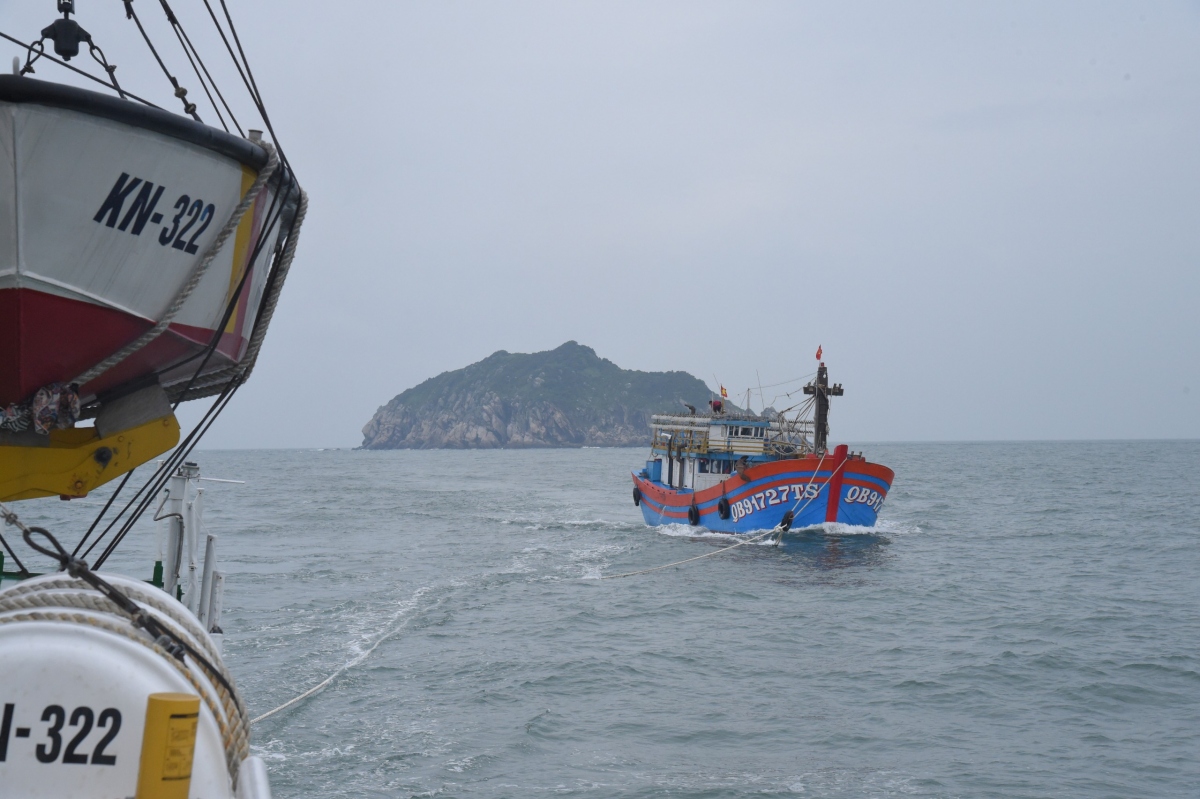 Chi đội Kiểm ngư số 3 giúp ngư dân miền Trung vươn khơi bám biển