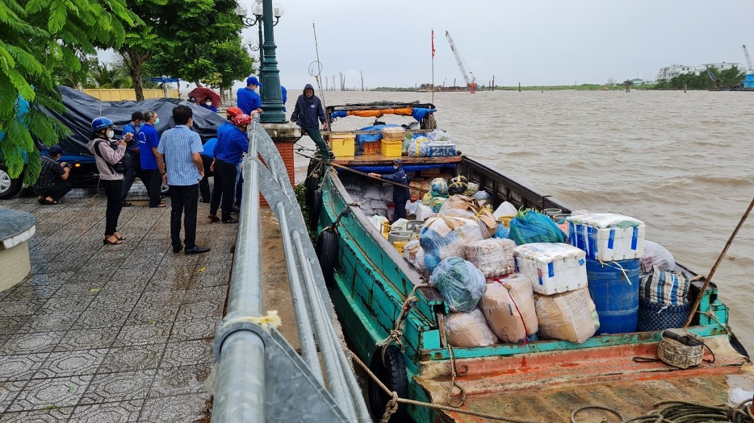 “Chuyến tàu nghĩa tình” vượt sóng đến với bà con bị phong toả ở xã đảo Hòn Tre