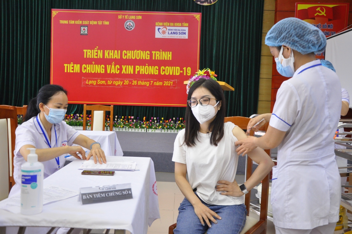 Lạng Sơn tiêm vaccine COVID-19 cho người dân khu vực biên giới