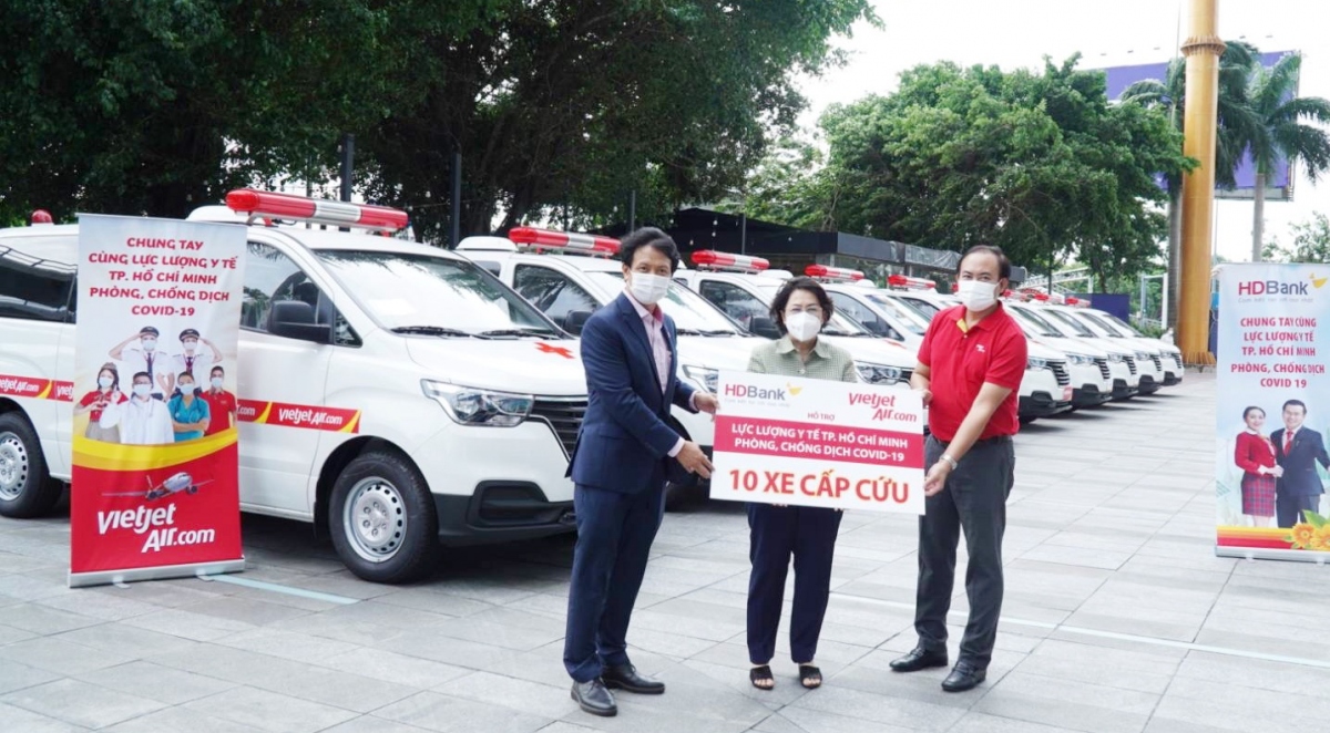 Tập đoàn Sovico tặng 10 xe cứu thương, phát tặng hàng trăm ngàn suất cơm tại TP.HCM
