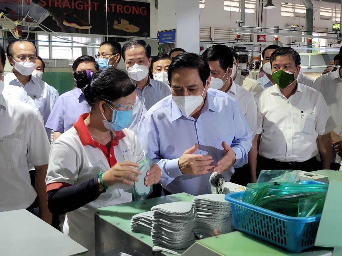 Thủ tướng Phạm Minh Chính kiểm tra công tác chống dịch ở Long An