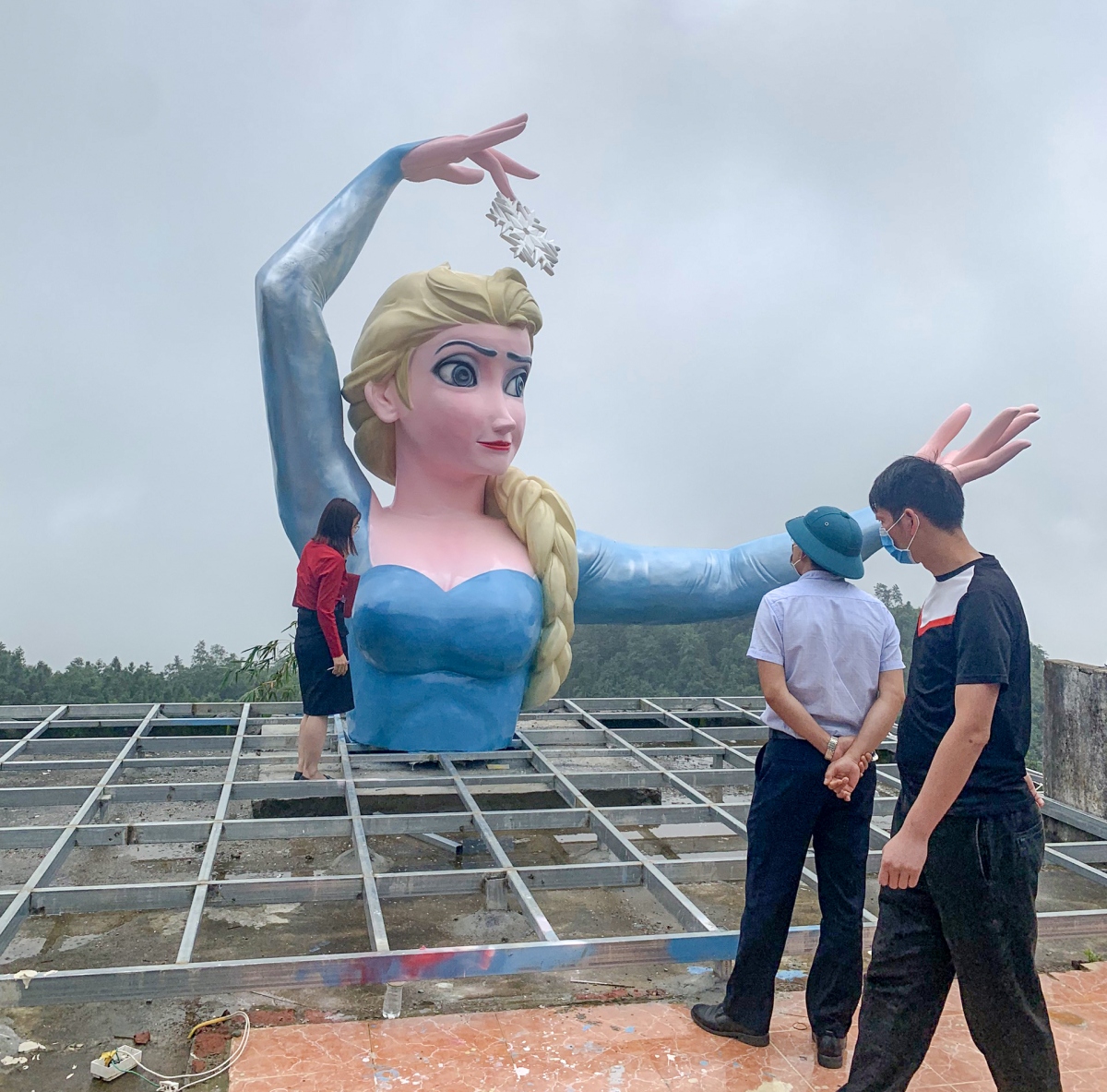 Sa Pa yêu cầu dừng thi công, tháo dỡ tượng Elsa trước ngày 21/7