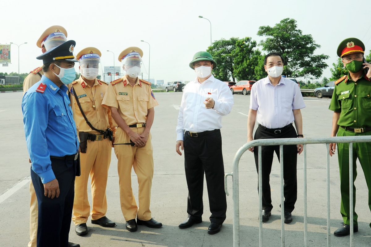 Lãnh đạo Hà Nội trực tiếp kiểm tra phân luồng giao thông tại cửa ngõ Thủ đô