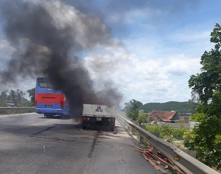 Liên tiếp xảy ra hai vụ xe tải đang lưu thông bỗng bốc cháy dữ dội tại Nghệ An