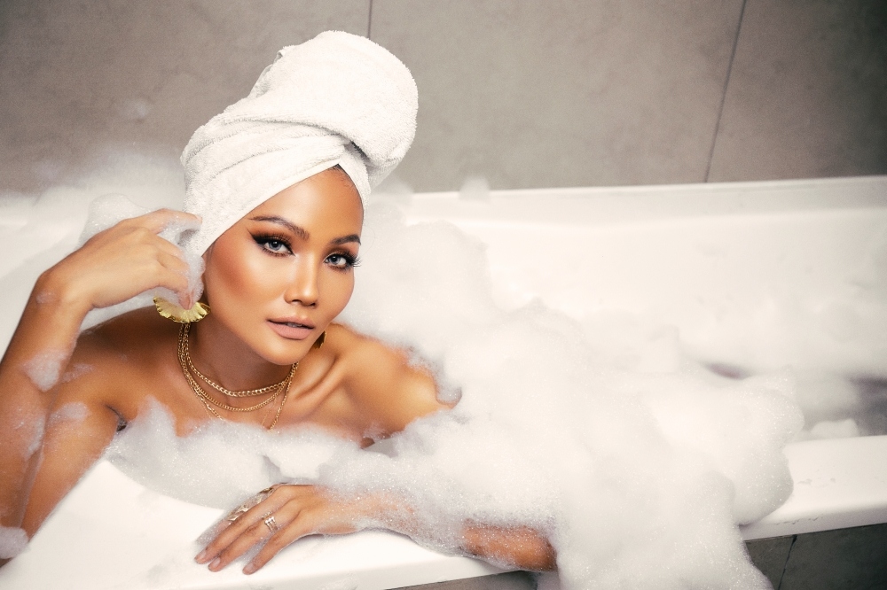 Chuyện showbiz: Hoa hậu H’Hen Niê tạo dáng gợi cảm trong bồn tắm