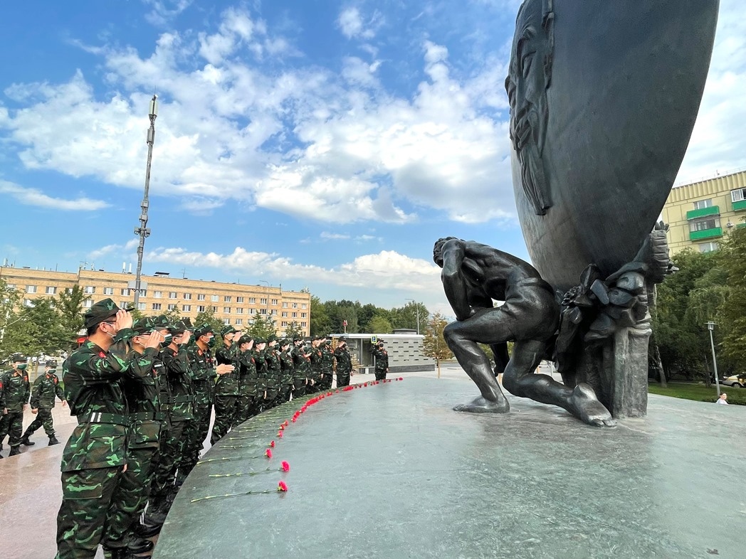 Đoàn Quân đội nhân dân Việt Nam dâng hoa tại tượng đài Bác ở Moscow