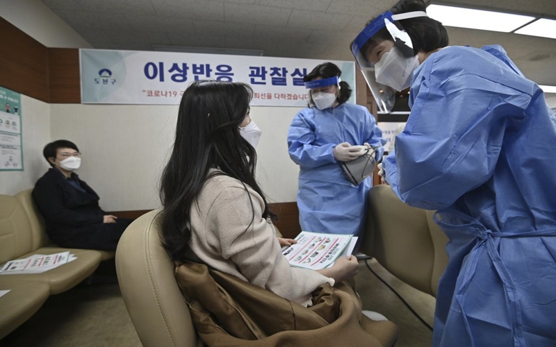 Người nước ngoài tại Hàn Quốc được tiêm vaccine Covid-19 như dân bản địa