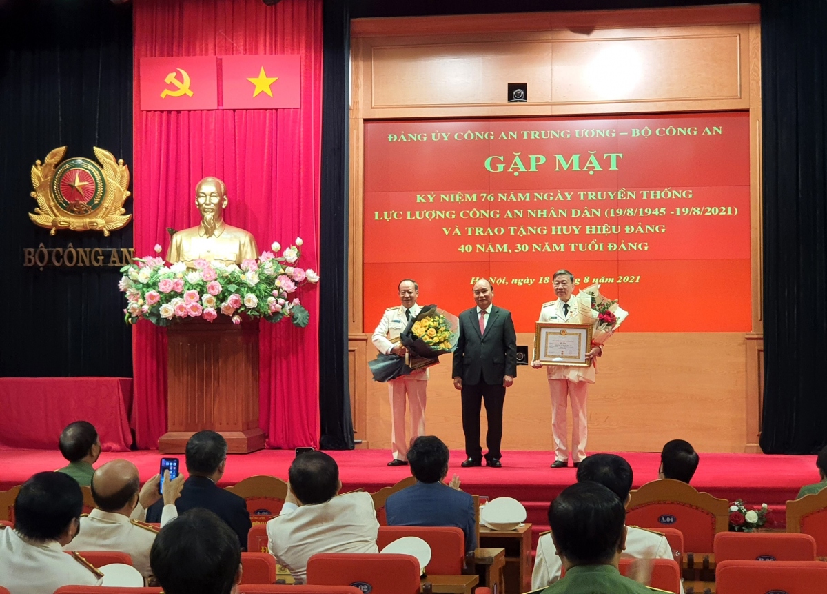 Chủ tịch nước Nguyễn Xuân Phúc dự gặp mặt kỷ niệm 76 năm truyền thống CAND