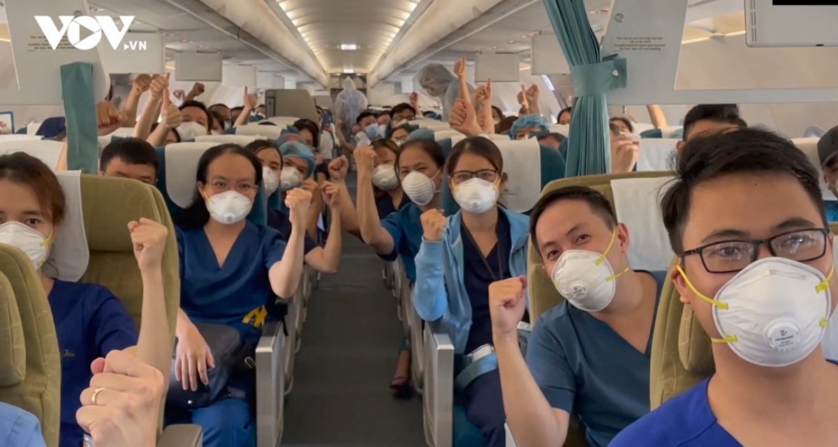 Hàng trăm y bác sĩ miền Trung tiếp tục vào Nam chống dịch