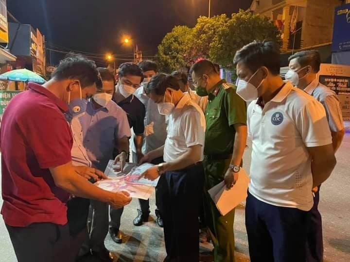 Phát hiện ca nhiễm mới trong cộng đồng, Hà Tĩnh phong toả 8 tổ dân phố trong đêm