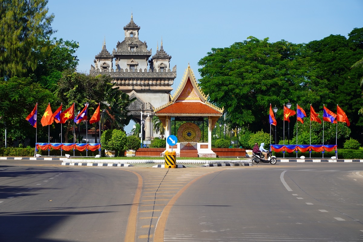 Vientiane rực rỡ cờ hoa trước thềm chuyến thăm Lào của Chủ tịch nước Nguyễn Xuân Phúc