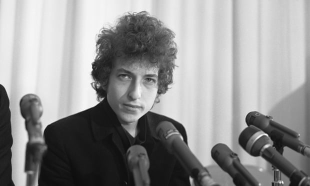 Huyền thoại âm nhạc Bob Dylan bị kiện vì chuốc thuốc, cưỡng hiếp trẻ em