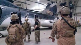 Taliban kiểm soát sân bay Kabul, thu giữ trực thăng Chinook ngay khi Mỹ rút đi
