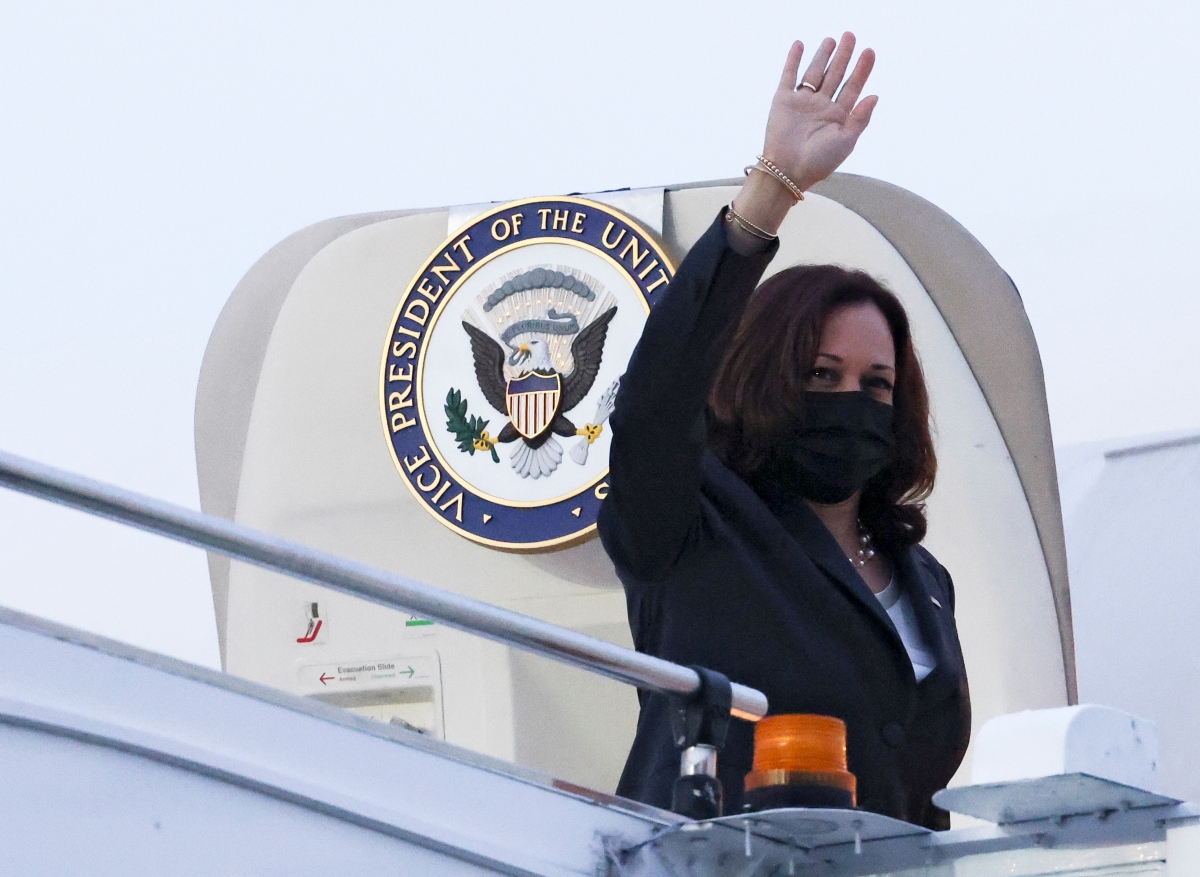 Video: Phó Tổng thống Mỹ lên máy bay rời Singapore đến Việt Nam