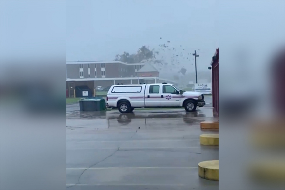 Siêu bão cấp 4 Ida hất tung mái nhà bệnh viện ở Louisiana (Mỹ)