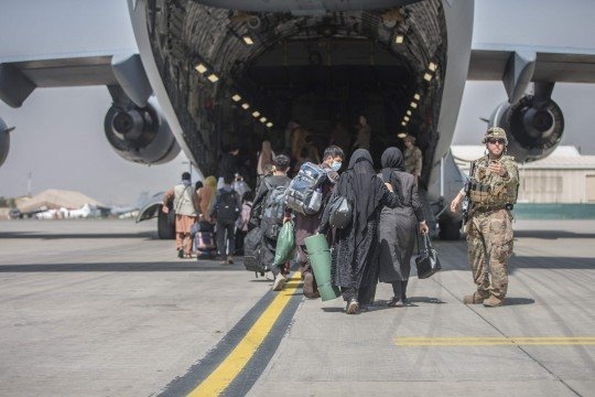 Máy bay quân sự của Italy chở công dân sơ tán bị bắn khi rời sân bay Kabul