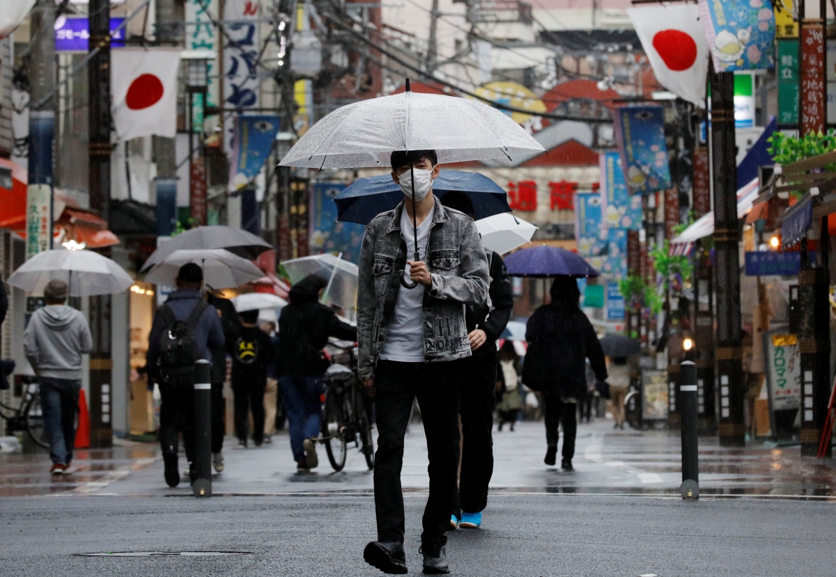 Thống đốc Tokyo kêu gọi người dân hạn chế ra ngoài do mưa lớn và dịch Covid-19