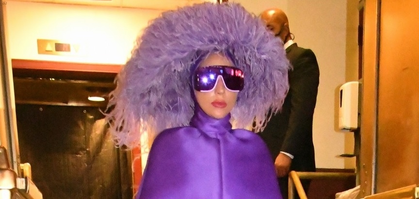 Lady Gaga diện đồ hiệu "độc lạ" đến nhà hát ở New York