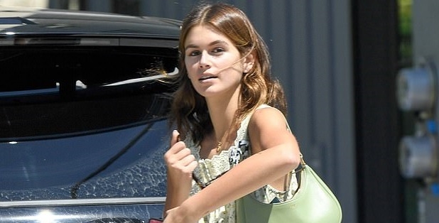 Kaia Gerber khoe dáng với đầm họa tiết sang chảnh