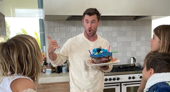 Chris Hemsworth hào hứng khoe bánh sinh nhật các con làm tặng